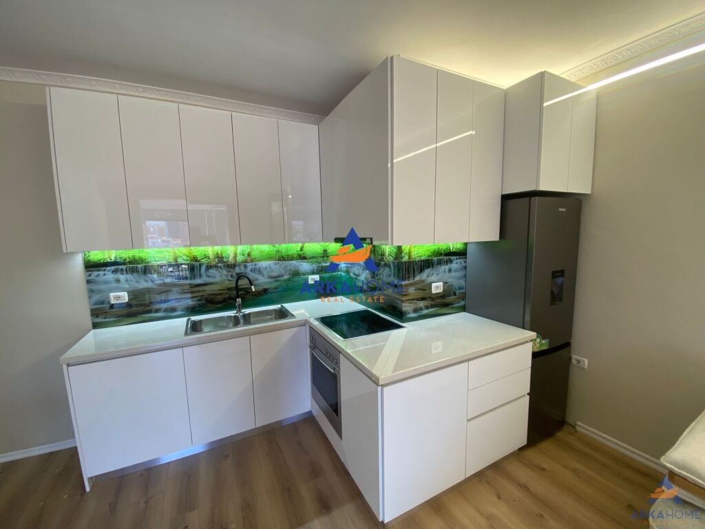 AFFITTASI APPARTAMENTO 1+1+BALCONE "COMPLESSO URSLUGA, EX STAZIONE DEI TRENI" 70.000 LEKE
