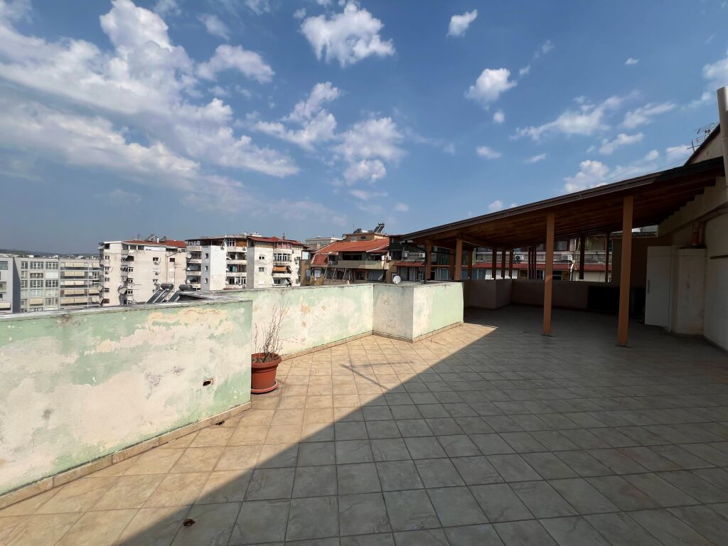 Shitet Apartament 2+1 me verande dhe fushepamje ne zonen e Komunes se Parisit.  