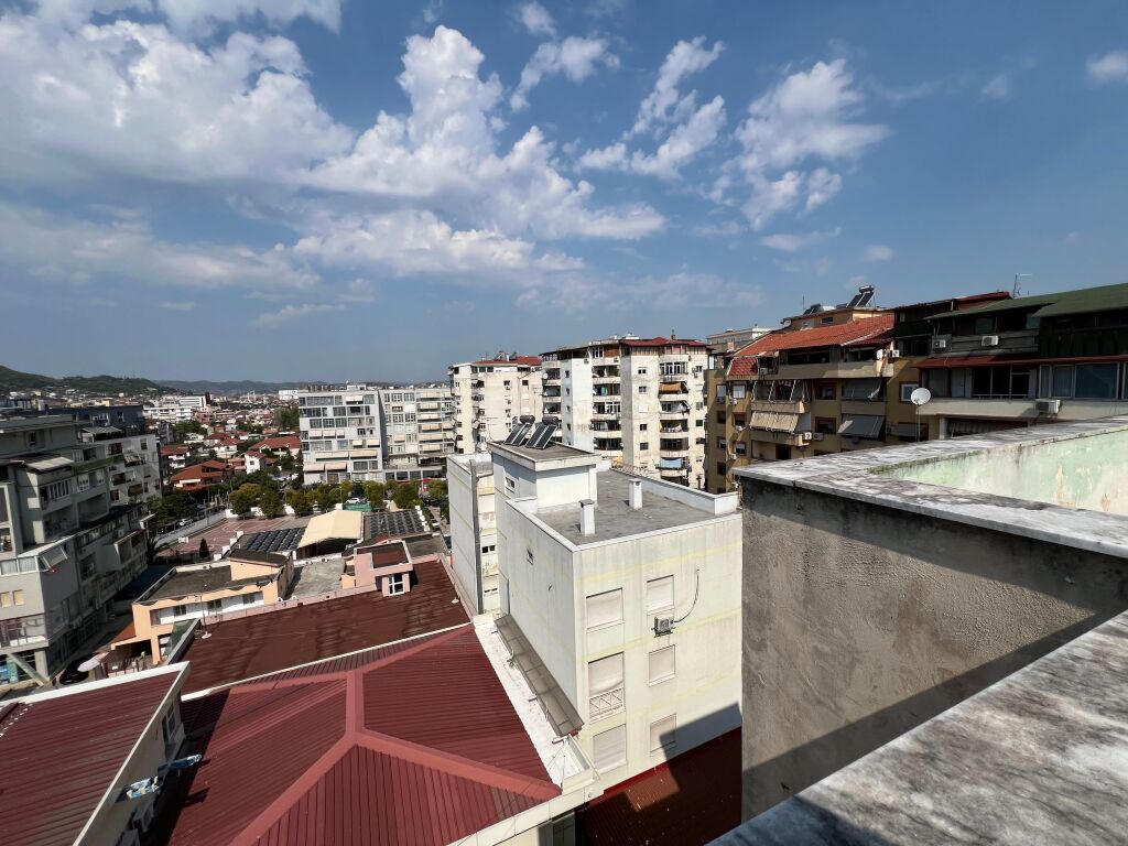 Shitet Apartament 2+1 me verande dhe fushepamje ne zonen e Komunes se Parisit.  