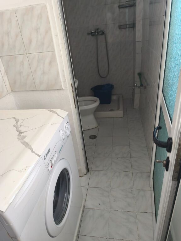 Okazion 1+1 e vogel =35.000 leke Pallati me shigjeta