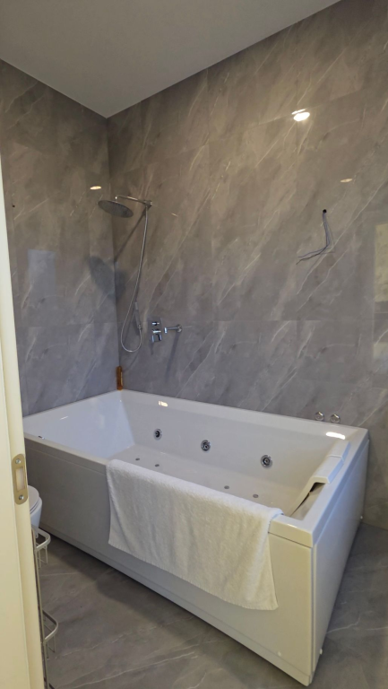 Shitet apartament 2+1+2 me depo dhe post parkimi, pranë TEG, në Rezidencën Joy.
