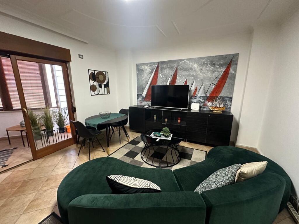 A 9 Kateshet viene affittato un appartamento 2+1, arredato, 80.000 Leke