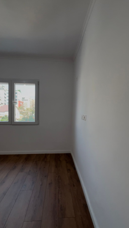 Shitet apartament 1+1 te Shkolla e Kuqe, pranë Pazarit të Ri