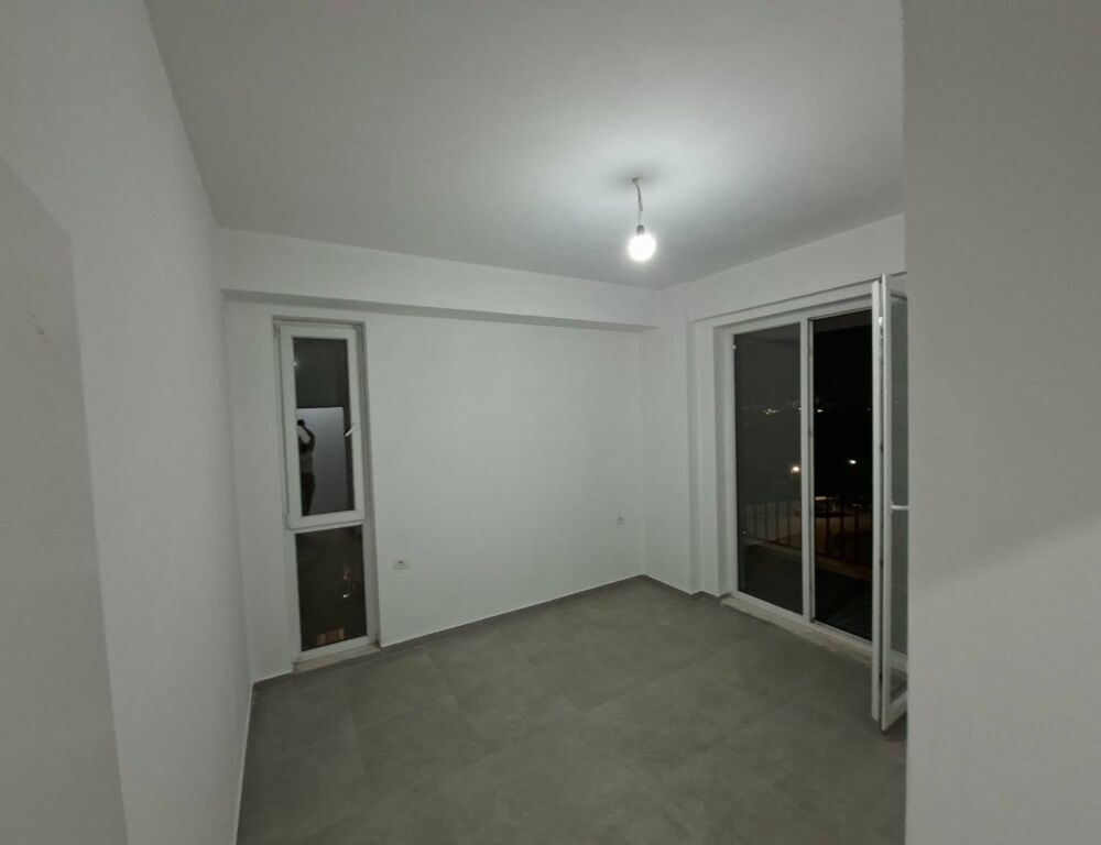 Apartament me qera 2+1 📍5 Maj, prane rrethrrotullimit - 450 mije leke