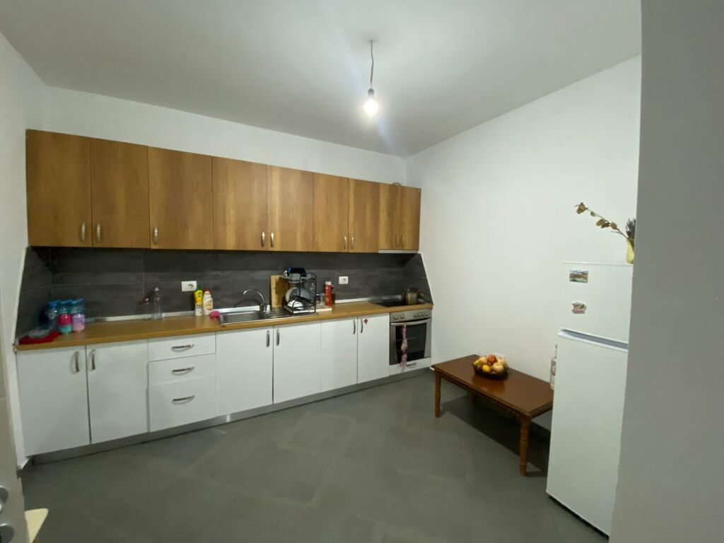 SHITET APARTAMENT 2+1 – KOMPLEKSI TOM DOSHIT, SHKOZË