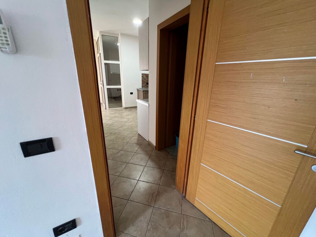 Shitet Apartament 2+1 me verande dhe fushepamje ne zonen e Komunes se Parisit.  