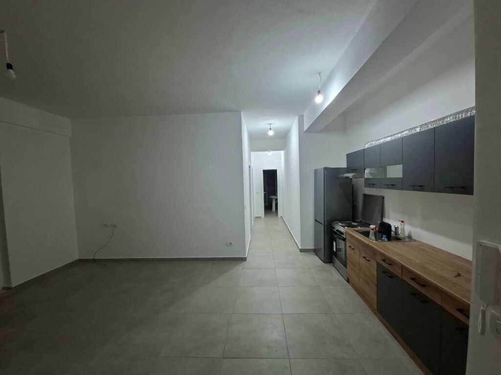 Apartament me qera 2+1 📍5 Maj, prane rrethrrotullimit - 450 mije leke