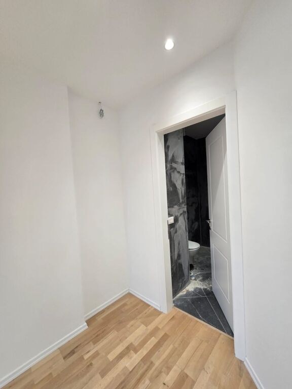 Shitet Apartament 2+1+2+ post parkimi Lake view