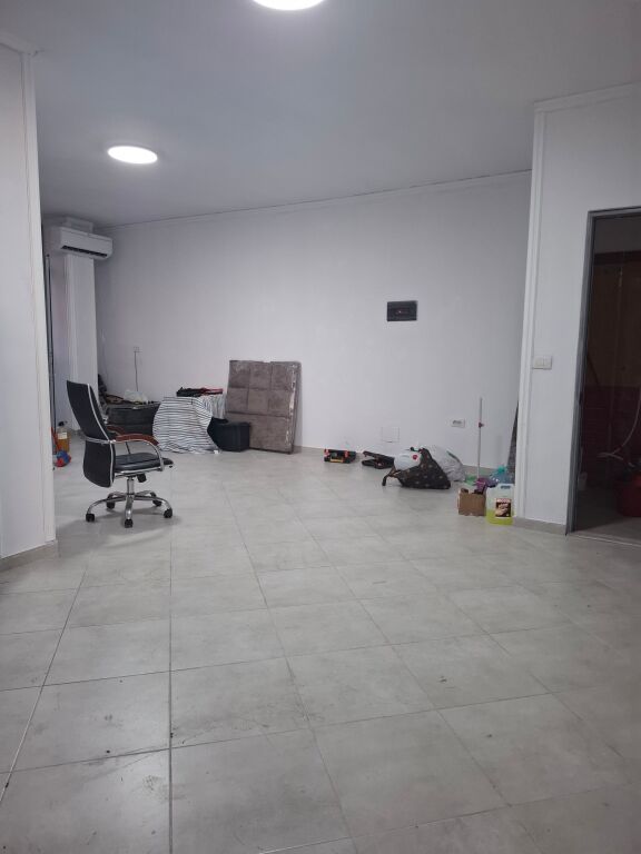 Dyqan 40m2 per qera - 20.000Lek/Muaj - Fresk prane Motel Gaxheri