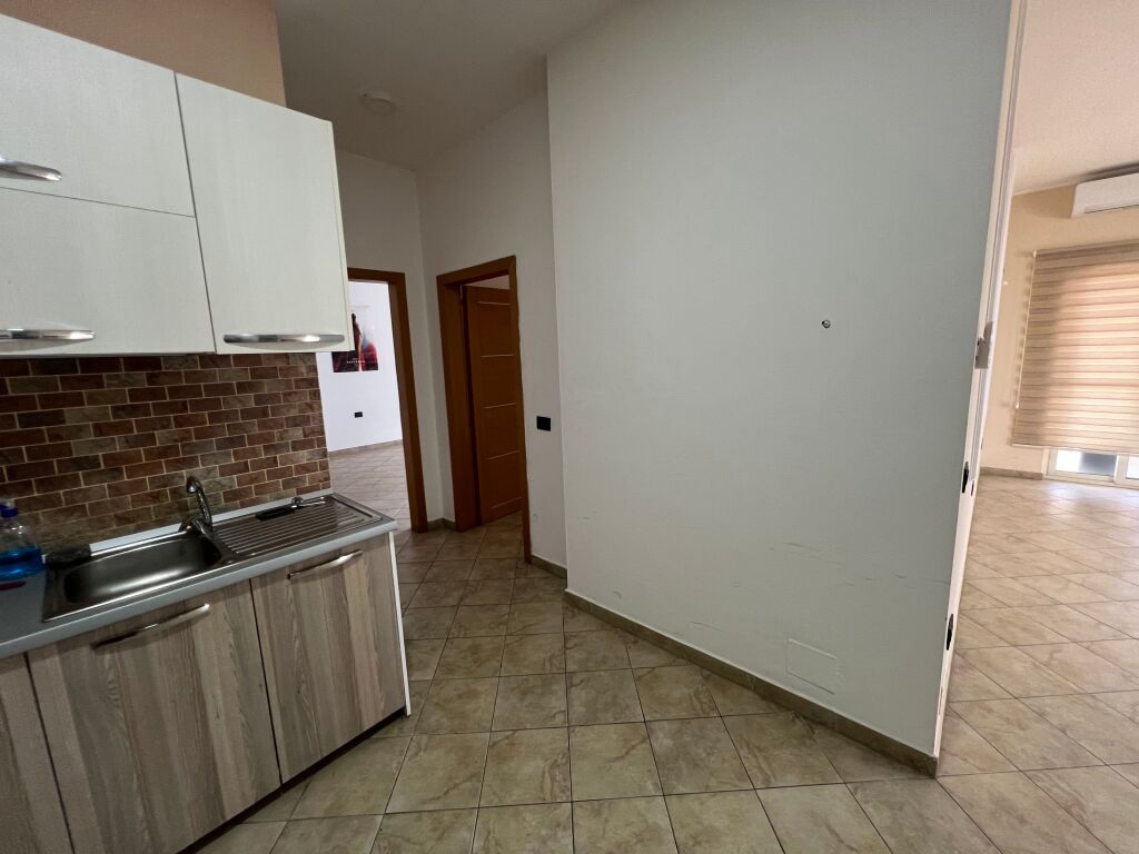 Shitet Apartament 2+1 me verande dhe fushepamje ne zonen e Komunes se Parisit.  