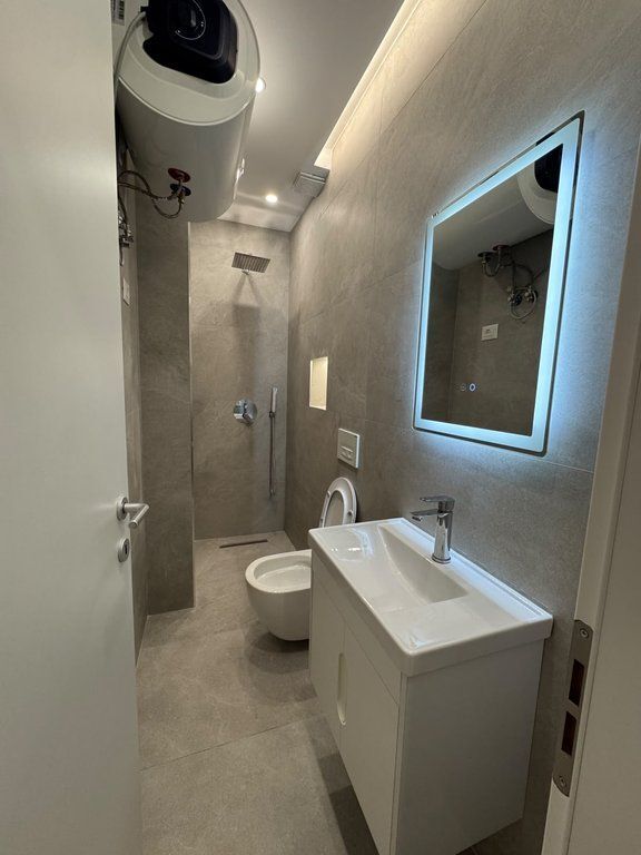 Shitet, Apartament 1+1, Komuna e Parisit, Tirane . CITY75176