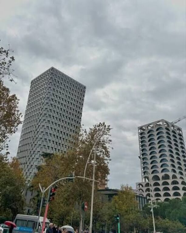 JEPET ME QIRA AMBIENT PËR ZYRA NË QENDËR TË TIRANËS.