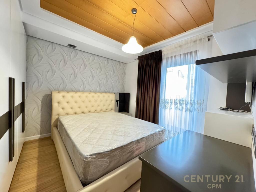 VILE MODERNE ME QIRA NE REZIDENCEN COLOMBO 2, PRANE TEG, 3+1+3 DHE 3 POSTE PARKIMI!