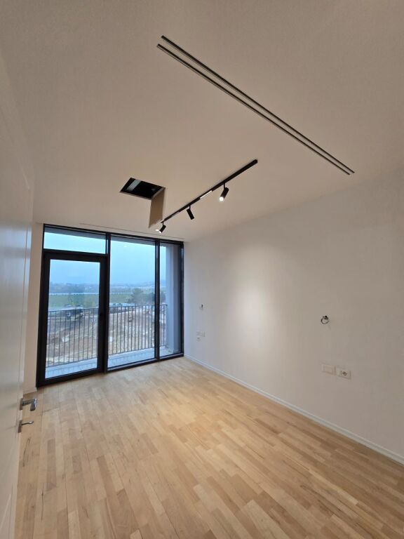 Shitet Apartament 2+1+2+ post parkimi Lake view