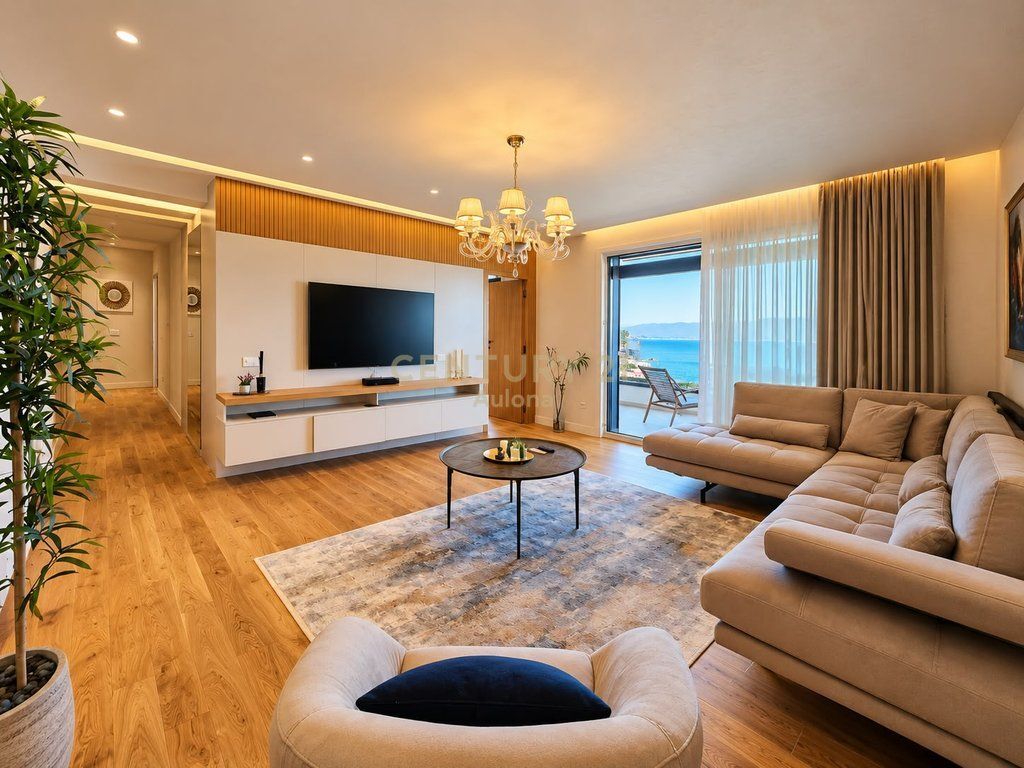 Luxury Penthouse with Panoramic View on the Southern Riviera