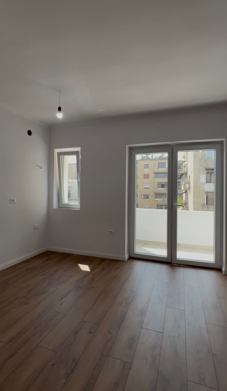 Shitet apartament 1+1 te Shkolla e Kuqe, pranë Pazarit të Ri