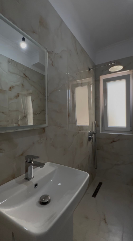 Shitet apartament 1+1 te Shkolla e Kuqe, pranë Pazarit të Ri