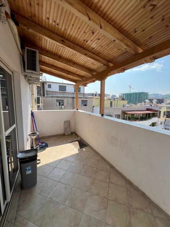 Shitet Apartament 2+1 me verande dhe fushepamje ne zonen e Komunes se Parisit.  