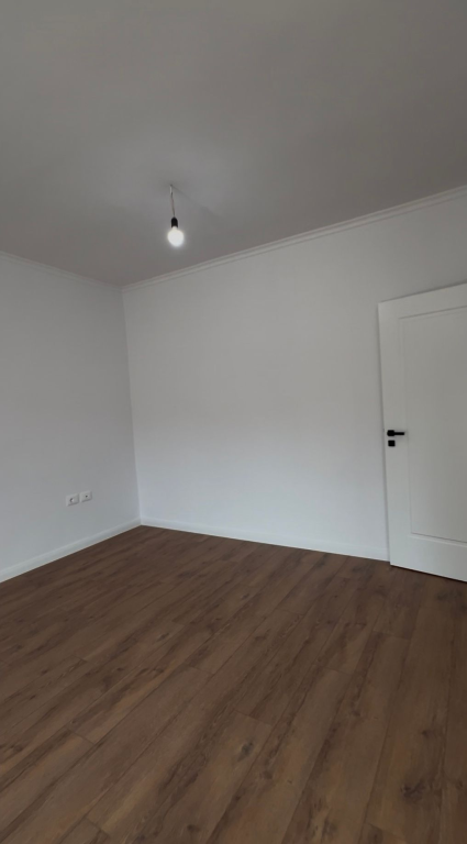 Shitet apartament 1+1 te Shkolla e Kuqe, pranë Pazarit të Ri