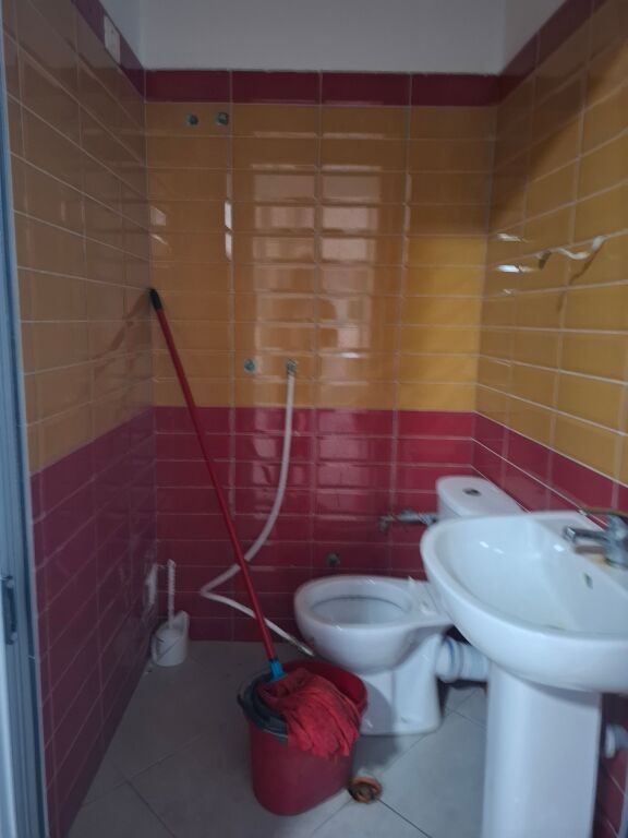Dyqan 40m2 per qera - 20.000Lek/Muaj - Fresk prane Motel Gaxheri