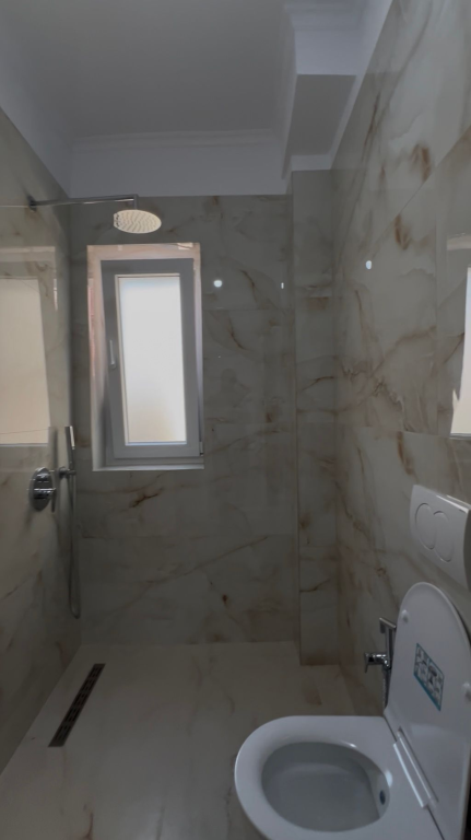 Shitet apartament 1+1 te Shkolla e Kuqe, pranë Pazarit të Ri
