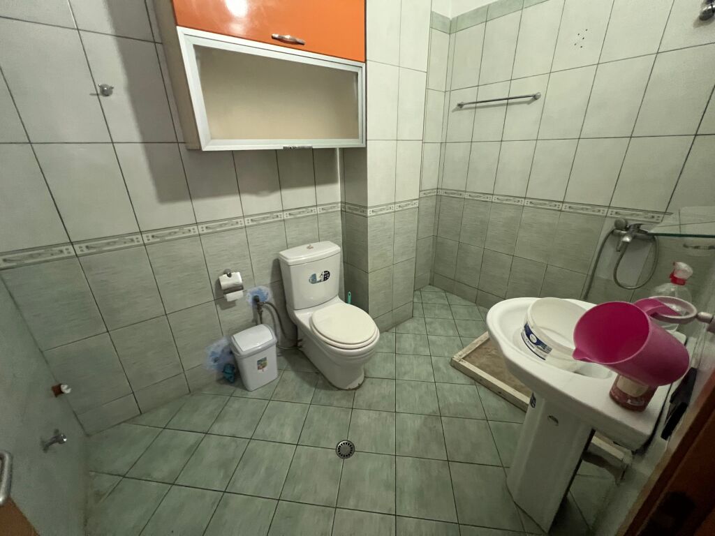 Shitet Apartament 2+1 me verande dhe fushepamje ne zonen e Komunes se Parisit.  