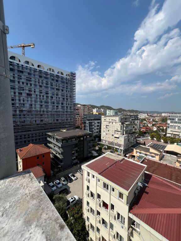 Shitet Apartament 2+1 me verande dhe fushepamje ne zonen e Komunes se Parisit.  