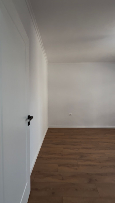 Shitet apartament 1+1 te Shkolla e Kuqe, pranë Pazarit të Ri