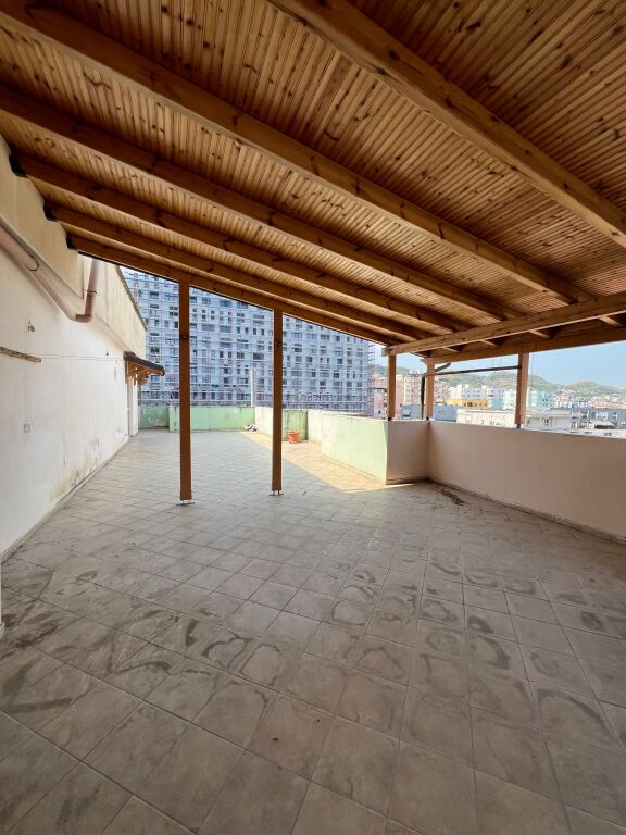 Shitet Apartament 2+1 me verande dhe fushepamje ne zonen e Komunes se Parisit.  