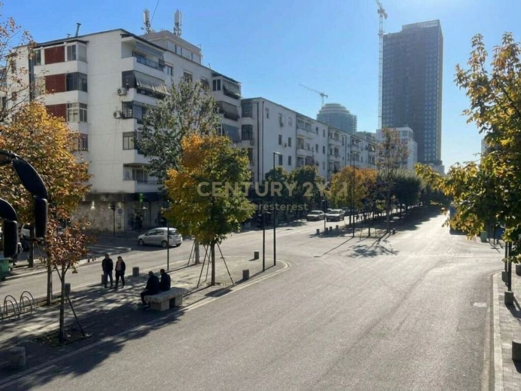 Qira, Ambient Biznesi, Bulevardi Zogu I, Tiranë.