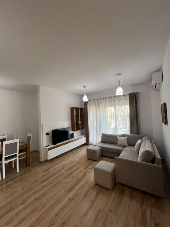 Shitet apartament 2+1 tek Rruga e Kosovareve , prane Dynasty Hotel , Liqeni Artificial .  