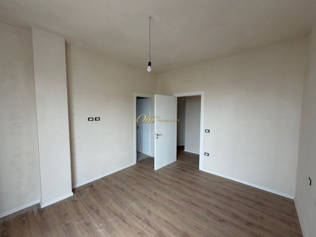 KOMUNA E PARISIT APARTAMENT PER SHITJE 3+1