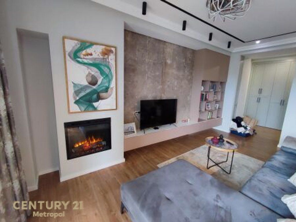 Apartament 2+1+ Parkim+ Oborr me qira tek Liqeni I Thate