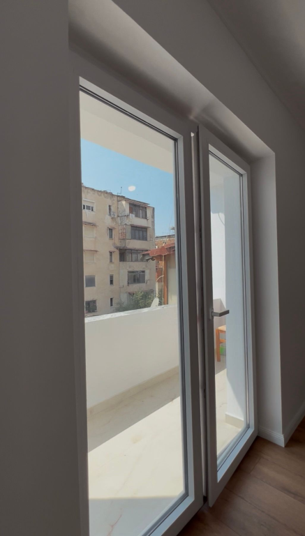Shitet apartament 1+1 te Shkolla e Kuqe, pranë Pazarit të Ri