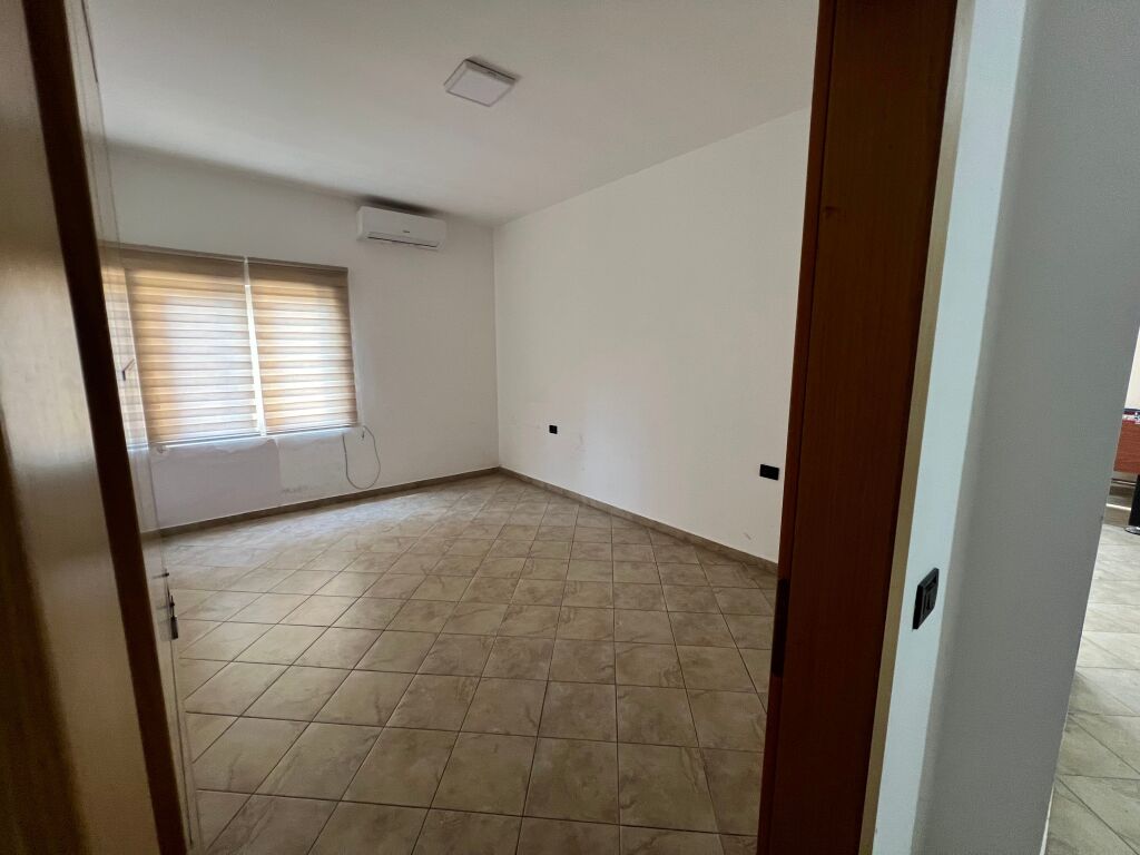 Shitet Apartament 2+1 me verande dhe fushepamje ne zonen e Komunes se Parisit.  