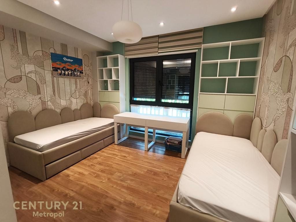 Apartament 2+1+ Parkim+ Oborr me qira tek Liqeni I Thate