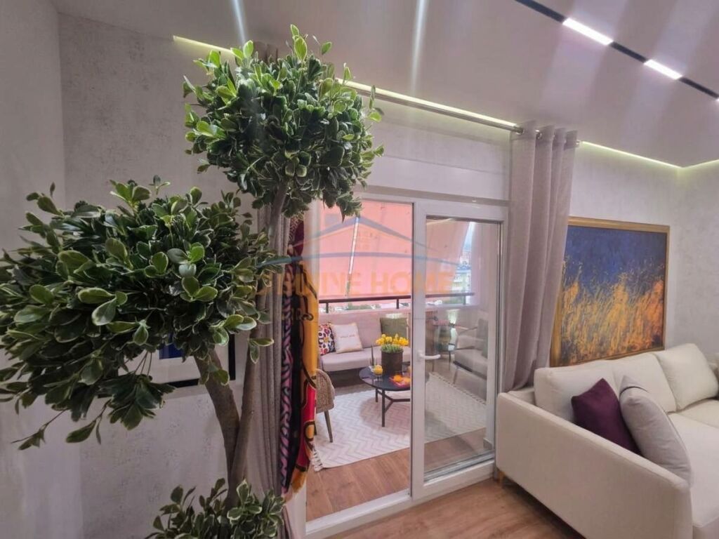 Shitet, Apartament 2+1, Zogu i Zi, Tiranë.