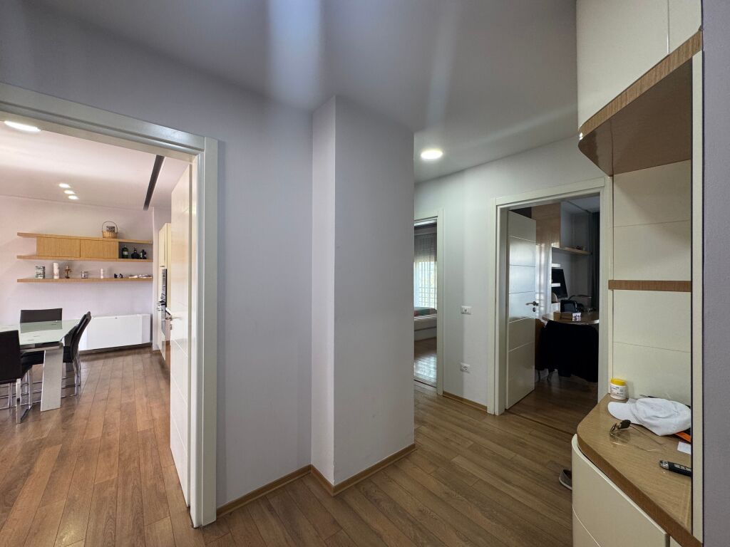 SHITET APARTAMENT 3+1+2 | LAPRAKË, RRUGA DRITAN HOXHA