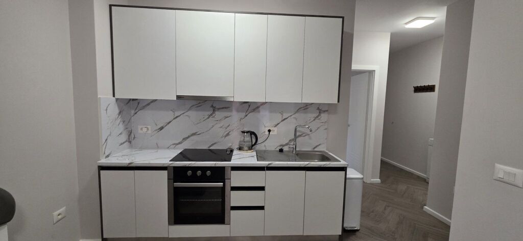 Appartamento 2+1 appena rinnovato nell'ex Bllok, di fronte a Sky Tower