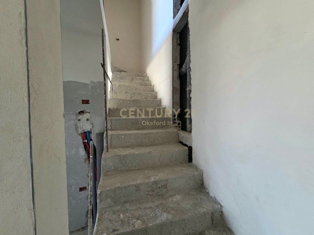 VENDESI DUPLEX PRESSO KODRA DIELLIT