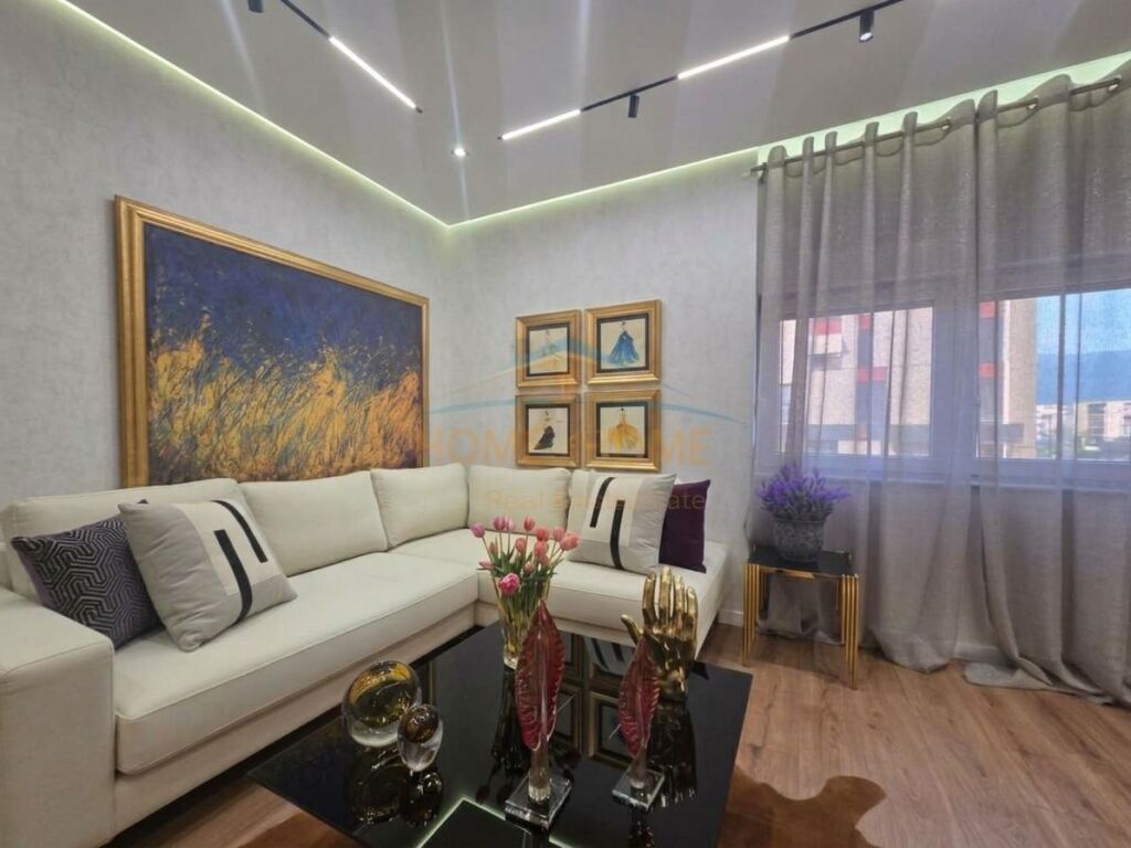 Shitet, Apartament 2+1, Zogu i Zi, Tiranë.