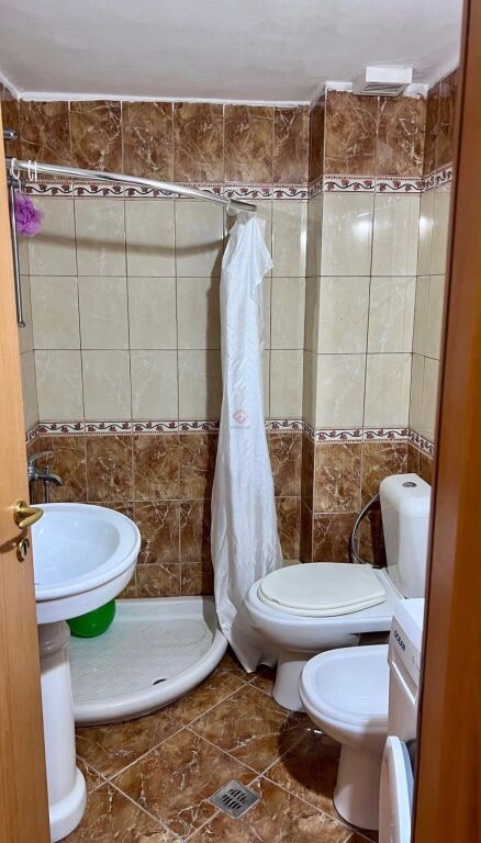🌊 APARTAMENT 2+2 ME PAMJE DETI ME QIRA AFATGJATË – LUNGOMARE, VLORË