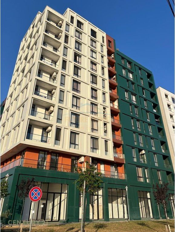 We rent a commercial space with a parking spot, near Bulevardi i Ri!