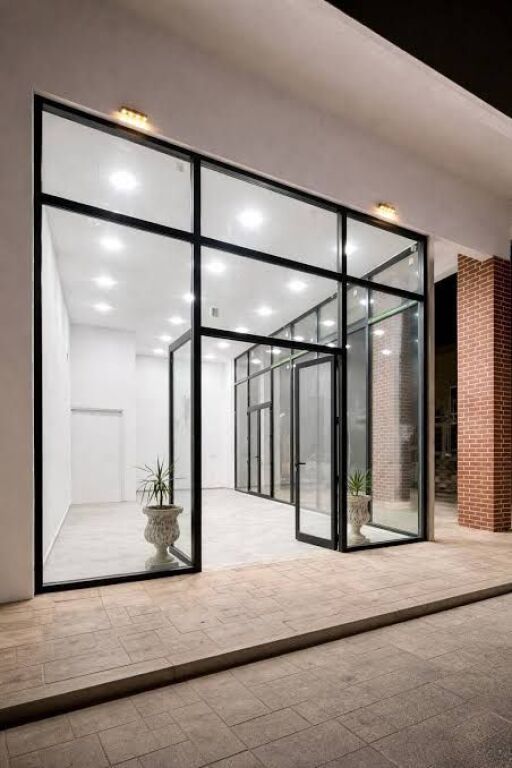 We rent a commercial space with a parking spot, near Bulevardi i Ri!
