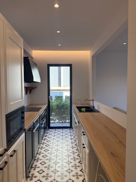 Apartament 2+1 me qira buzë Liqenit të Farkës, me oborr dhe 2 parkime