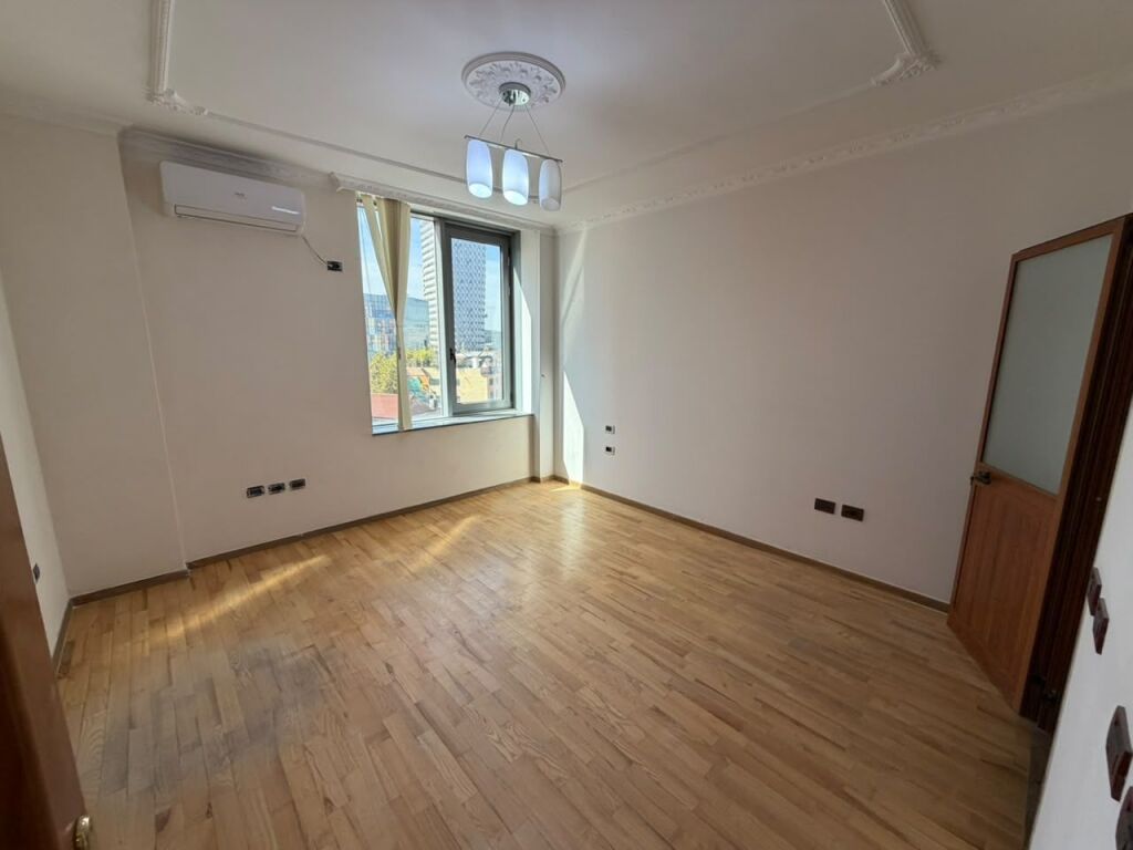 🏡 Shitet apartament 2+1+2 në zemër të Tiranës  📍 Rr. “George W. Bush”, përballë Hotel The Plaza, pranë Toptani-t  💶 4,000 €/m² | Totali: 432,000 €