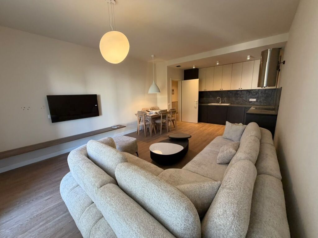🏡 Appartamento 2+1 in affitto – Lago Asciutto, vicino a Radisson  💶 Prezzo: 80000 lek al mese  