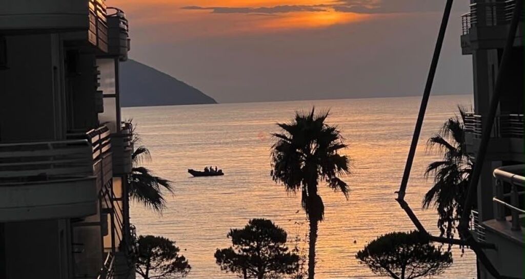🌊 APARTAMENT 2+2 ME PAMJE DETI ME QIRA AFATGJATË – LUNGOMARE, VLORË