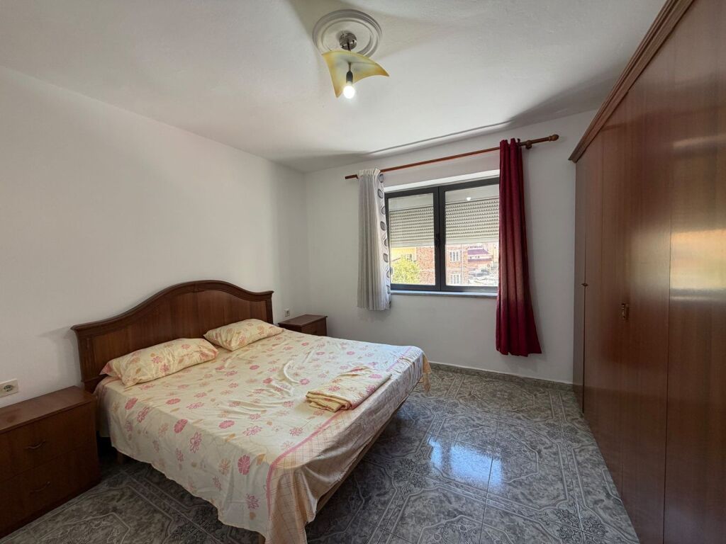 Shitet apartament 1+1 tek Rruga Asim Vokshi (brenda unazës, afër shkollës 7 Marsi)
