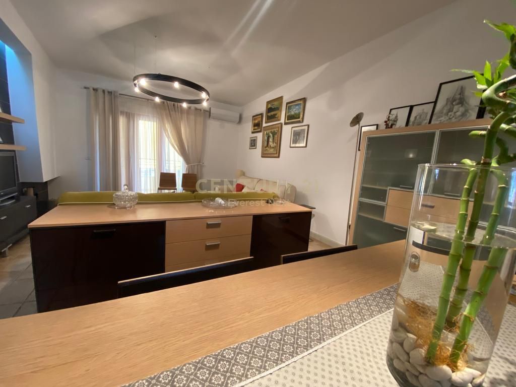 Shitet Apartament i Mobiluar 2+1+2 te Kompleksi Dinamo (Përballë Olimpikut)
